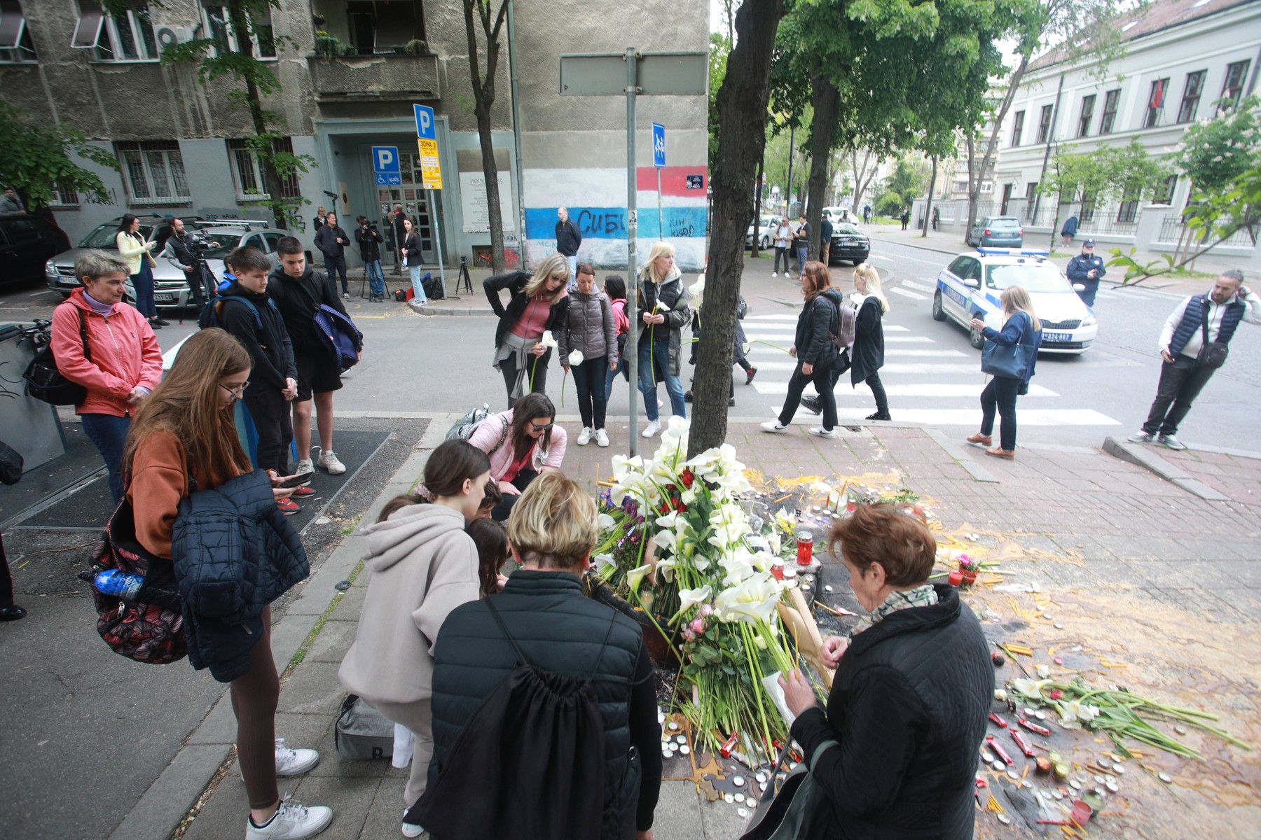 Mii de sârbi s-au adunat în fața școlii din Belgrad pentru a aduce un omagiu celor opt copii uciși de colegul lor