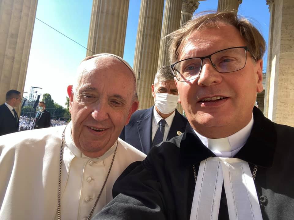Fabiny Tamás püspöknek szelfije van a pápával: „Ő evangélikus, neki megengedem”