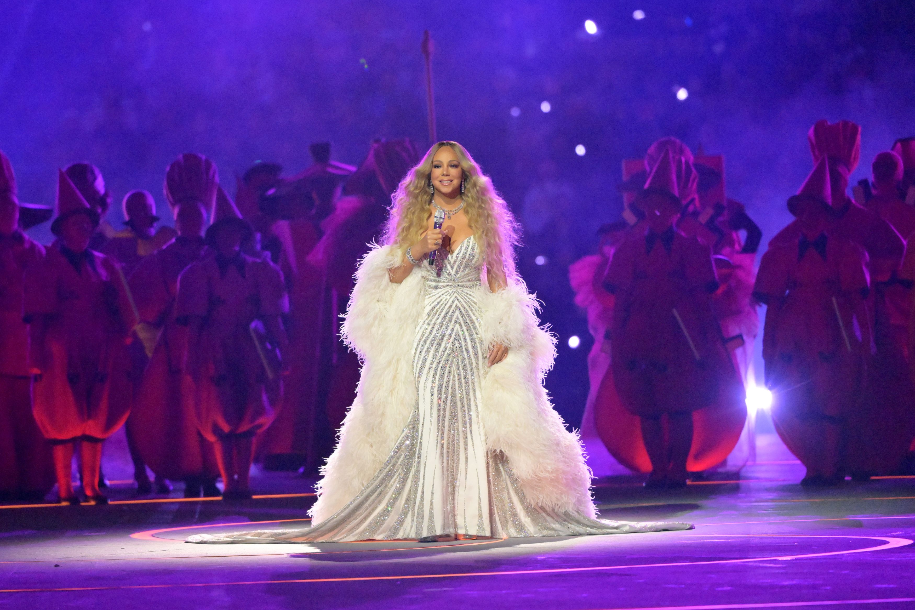 Cum a apărut Mariah Carey la ceremonia de deschidere a Jocurilor Olimpice de Iarnă 2026. Artista a purtat diamante în valoare de 15 milioane de dolari