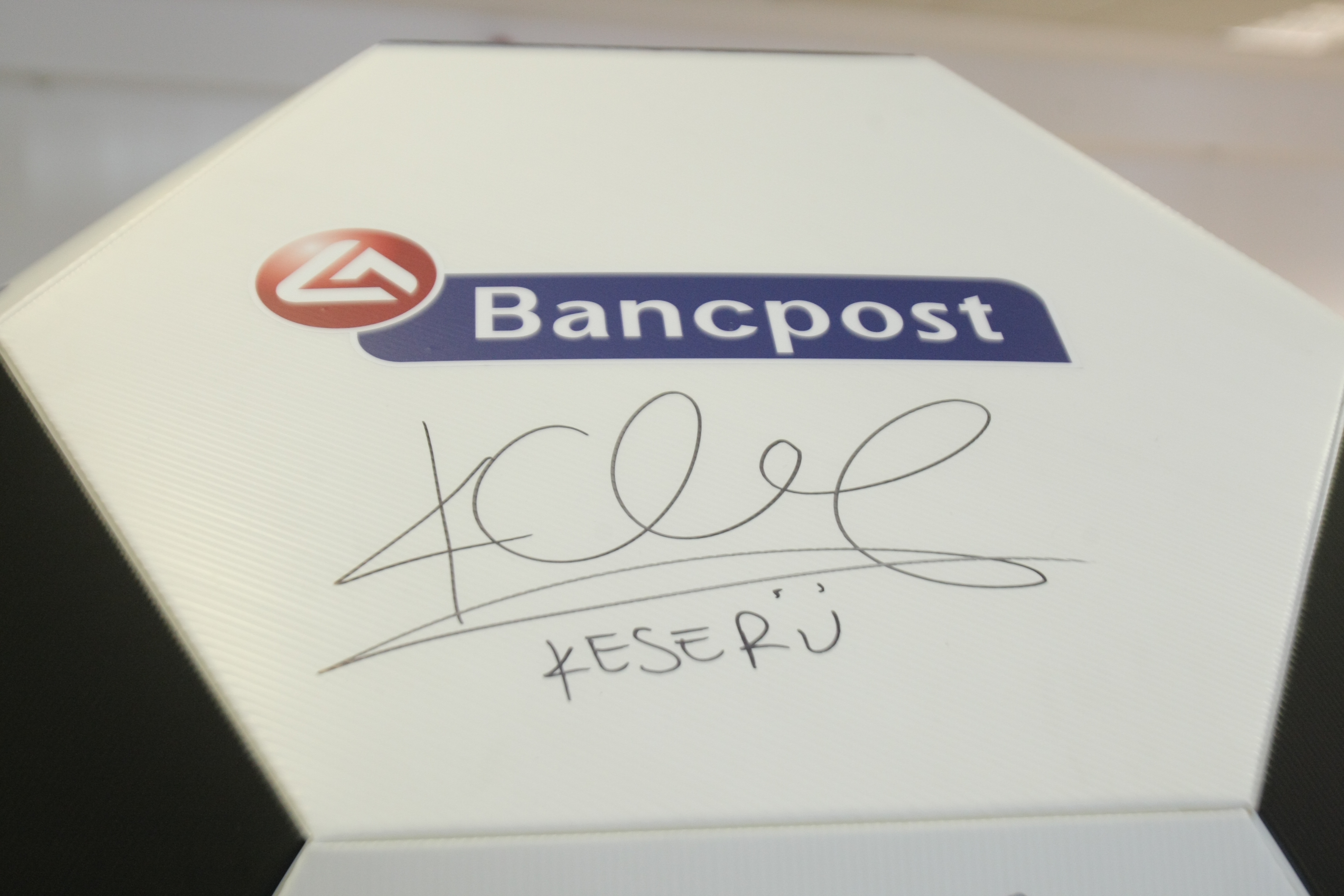 ROMÂNIA - FEROE, DUMINICĂ, ORA 19:00, TVR 1 / Tricolorii au făcut pe bancherii la sediul noului sponsor. Repriză de autografe și fotografii / GALERIE FOTO