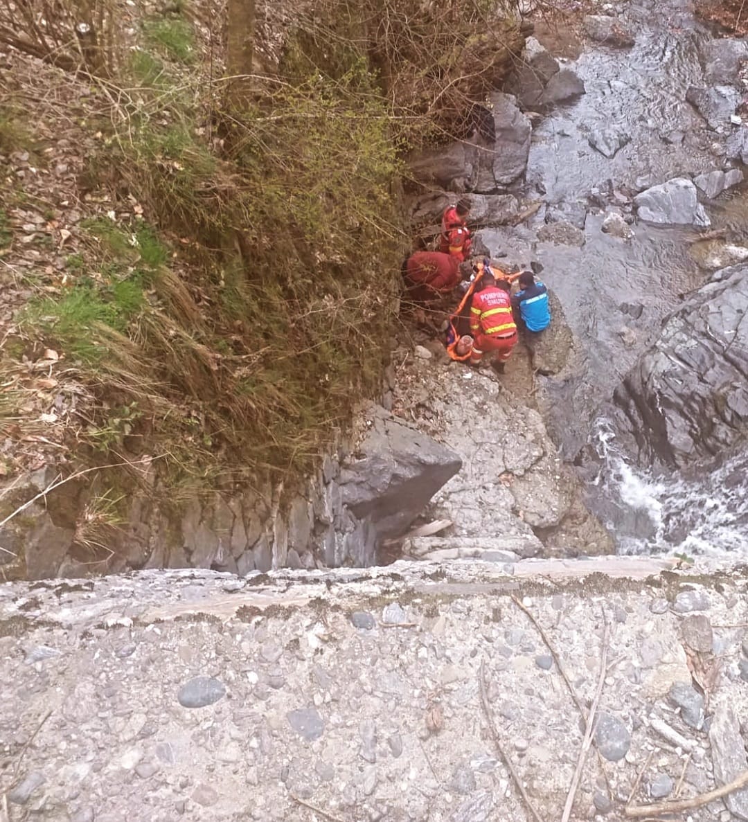 Un bărbat din Curtea de Argeş, recuperat de salvatori după ce a căzut în Canionul Valea lui Stan