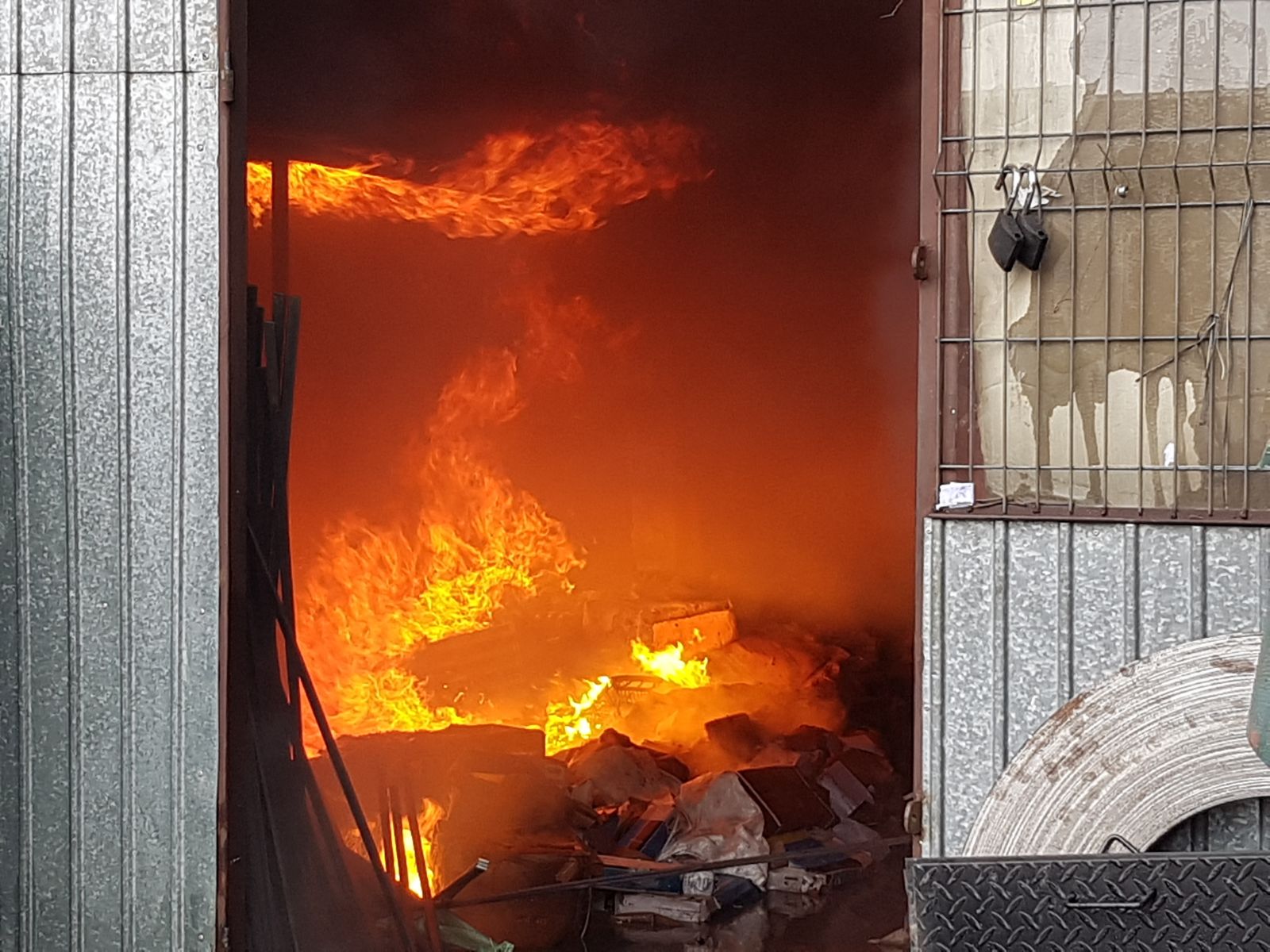 UPDATE/ Incendiul izbucnit la un depozit din Vaslui a fost stins (FOTO&VIDEO)
