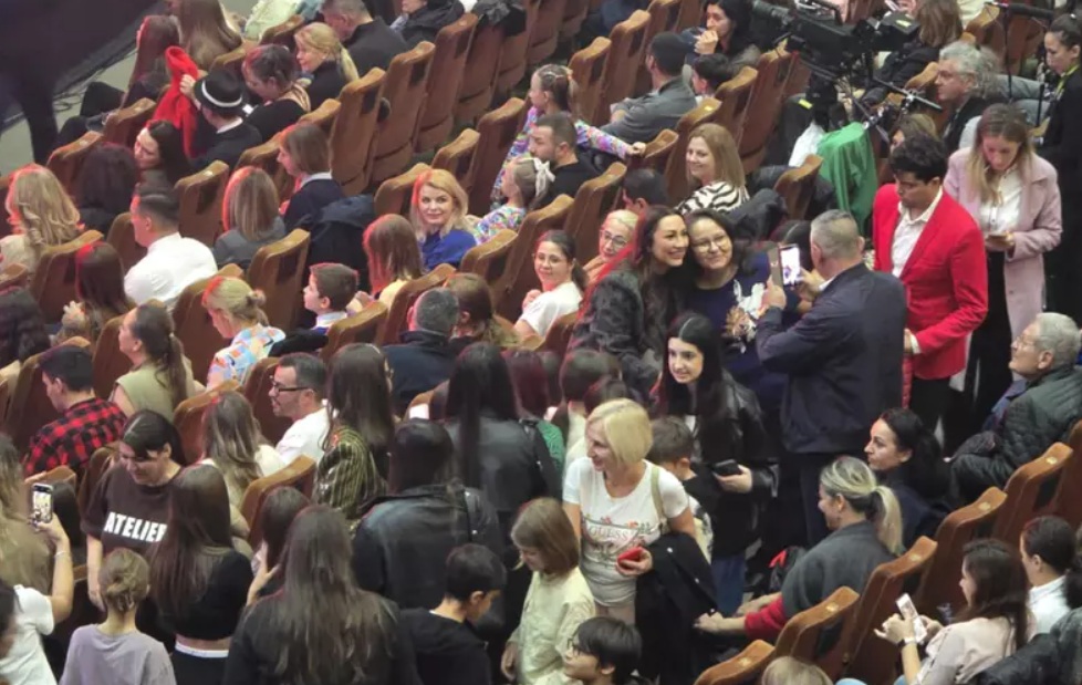 Ce s-a întâmplat cu Andra la concertul lui Smiley de la Sala Palatului, până când luminile s-au stins. Înconjurată de zeci de oameni