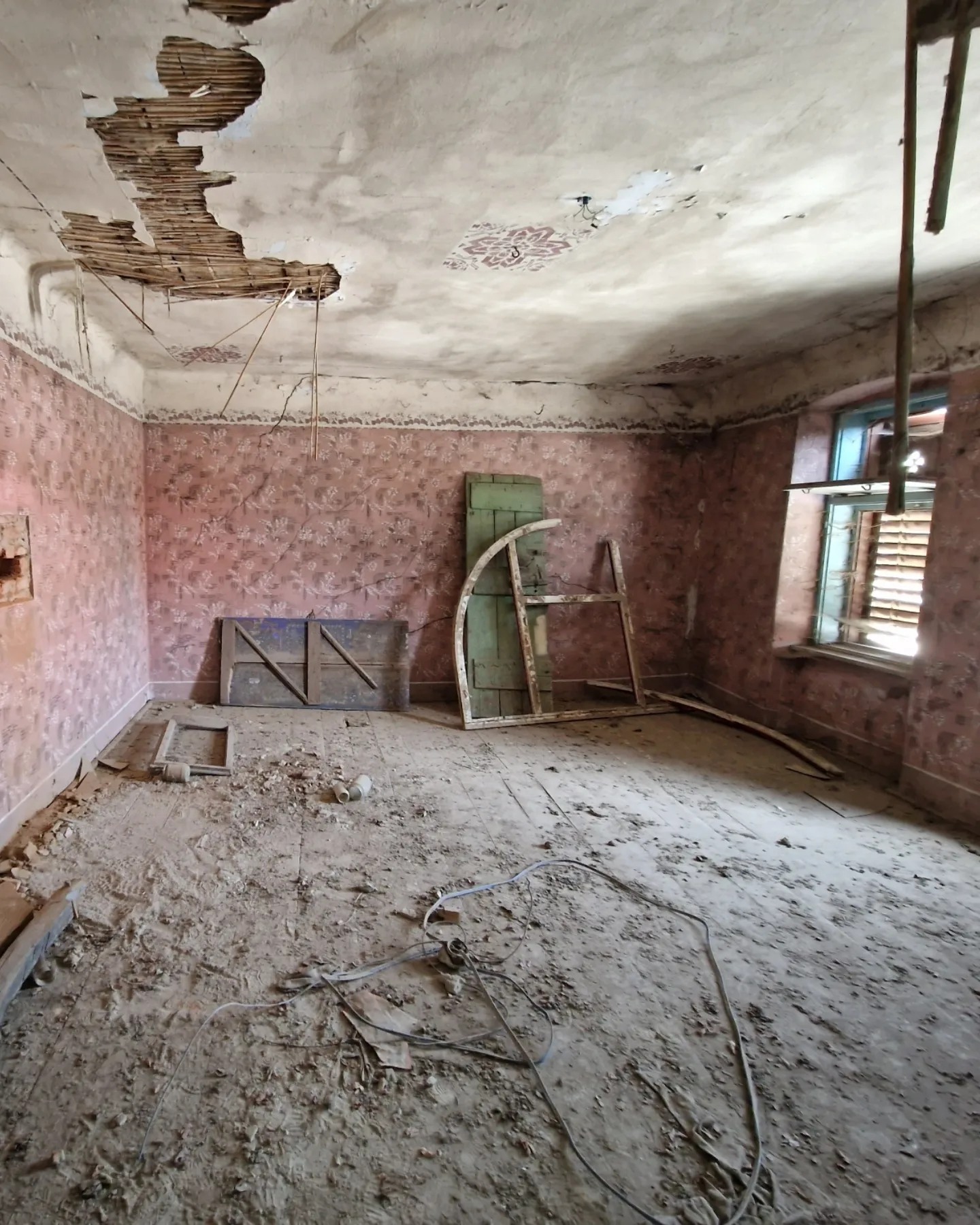 Imagini noi cu casa pe care o renovează Dana Rogoz la Viscri. Lucrările la locuința săsească au avansat