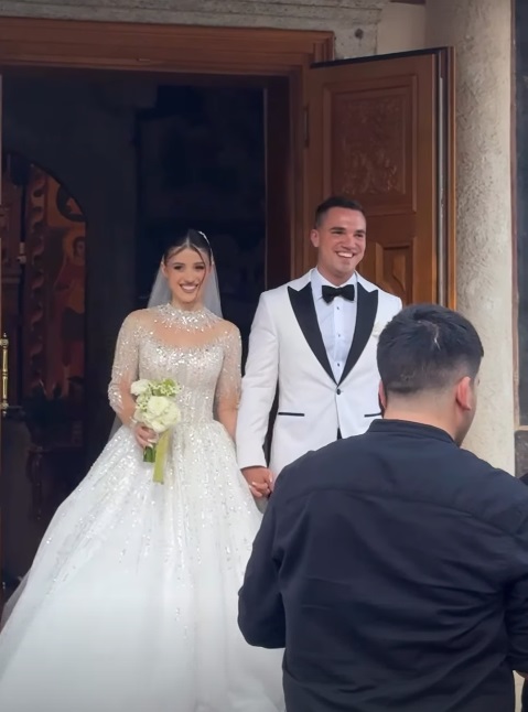 Cum a apărut soția lui Mugur Mihăescu la nunta fiicei lor. O prezență discretă în showbiz, Rodica nu și-a putut stăpâni lacrimile