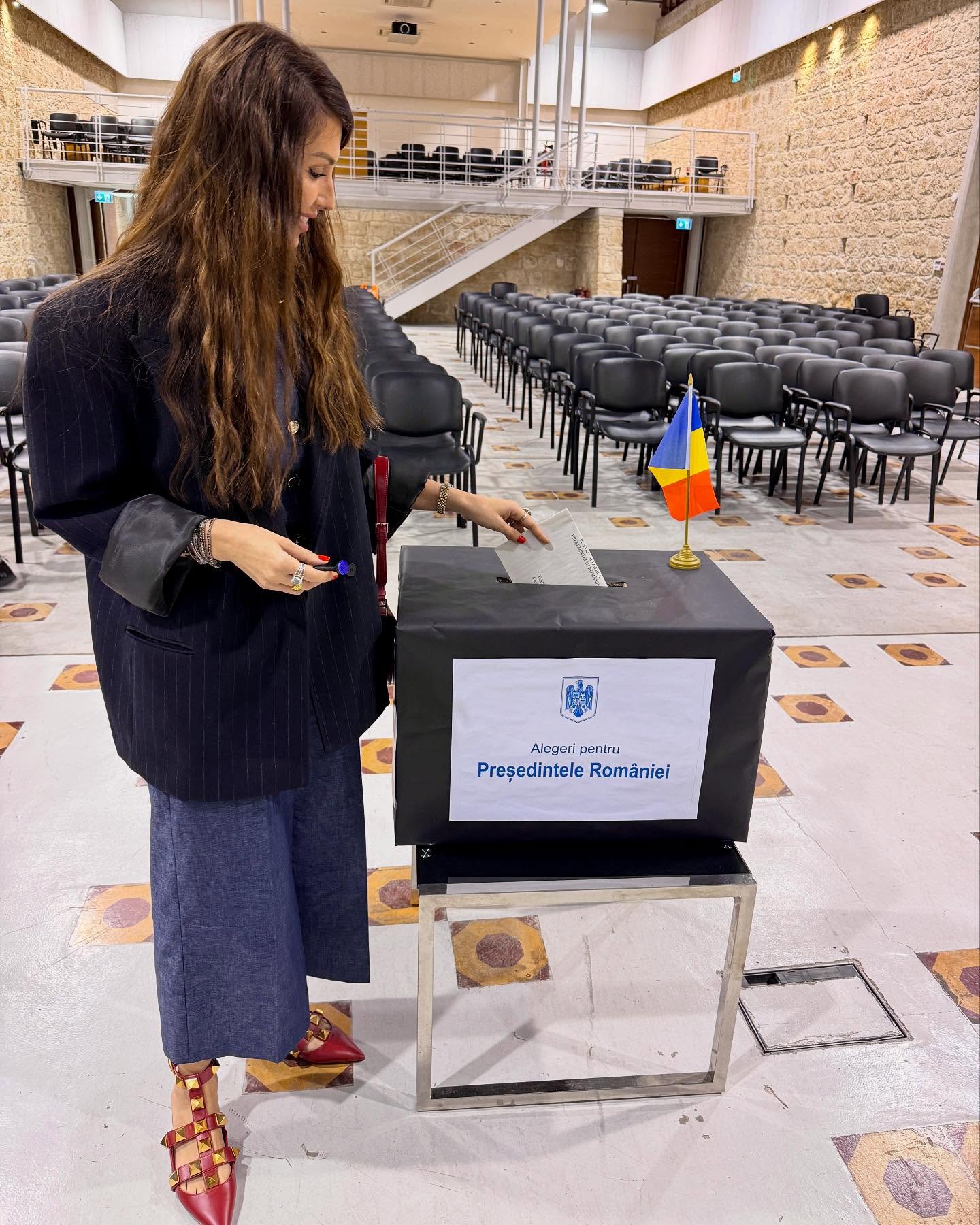 Unde a votat Ilinca Vandici. Îmbrăcată modern și încălțată cu pantofi de 1.000 de euro, vedeta a spus: „Nu contează unde te afli în lume, vocea ta contează!”