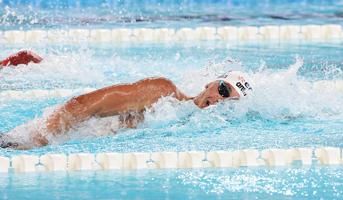 David Popovici s-a calificat în finala probei de 200 metri liber de la Campionatele Europene de la Paris, cu cel mai bun timp