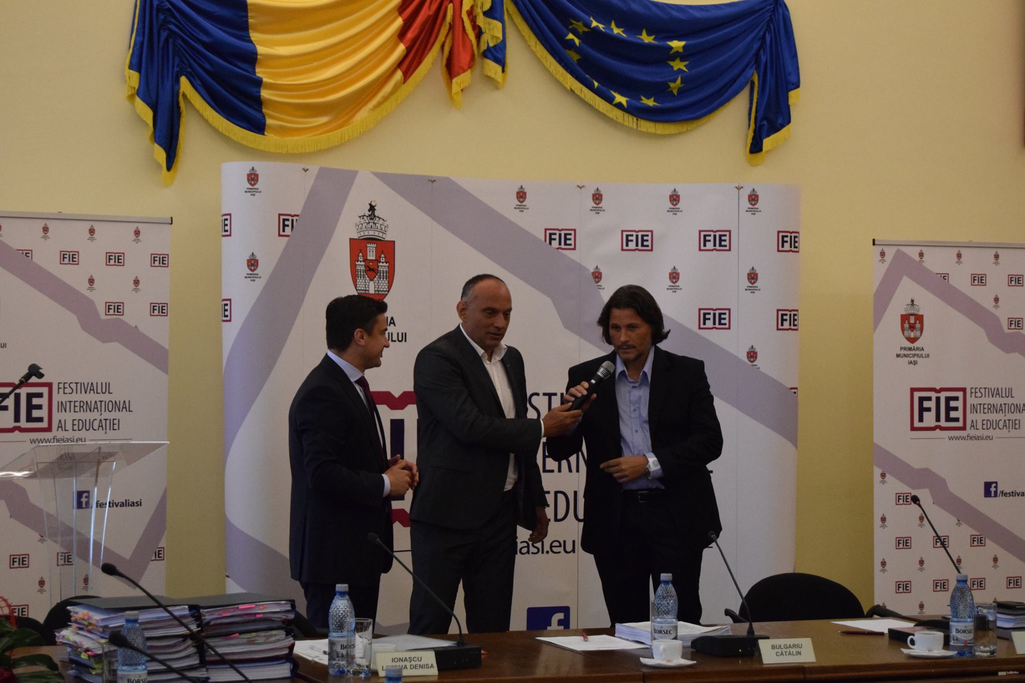 S-a întâmplat la Iași. Și-au prelungit contractele, iar apoi au mers să dea cadouri politicienilor / GALERIE FOTO