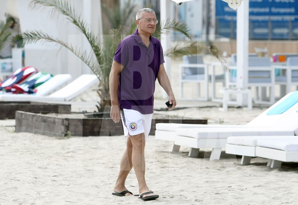 ”Nașul” și-a etalat pe Litoral fizicul de fotbalist! Sandu păstrează pe corp urmele luptei chinuitoare contra cancerului | FOTO