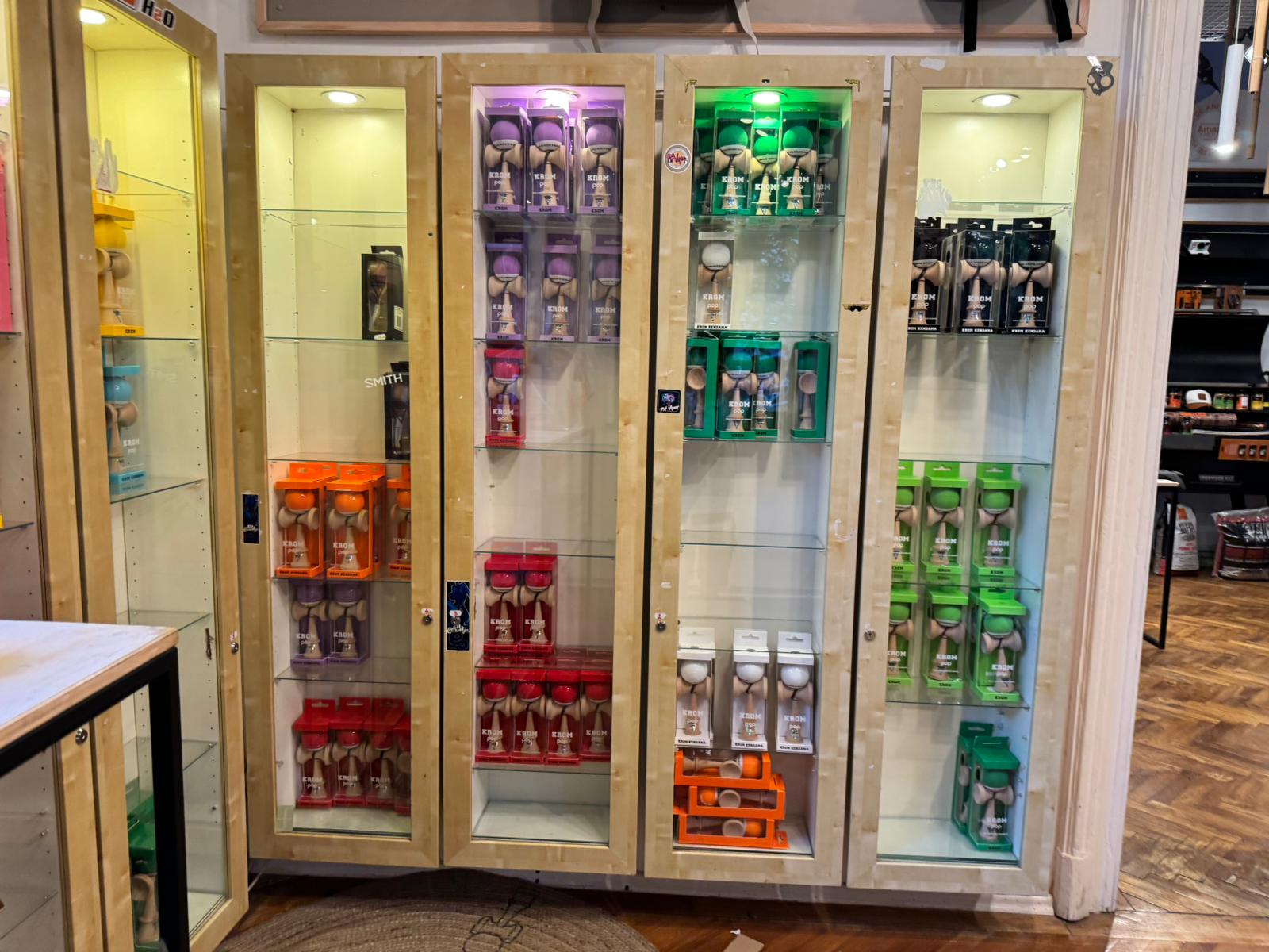 Cozi la magazinele din București în care se vinde Kendama. Modelele Sweets și Krom Pop, cele mai căutate. Influencerul Bisoi le promovează