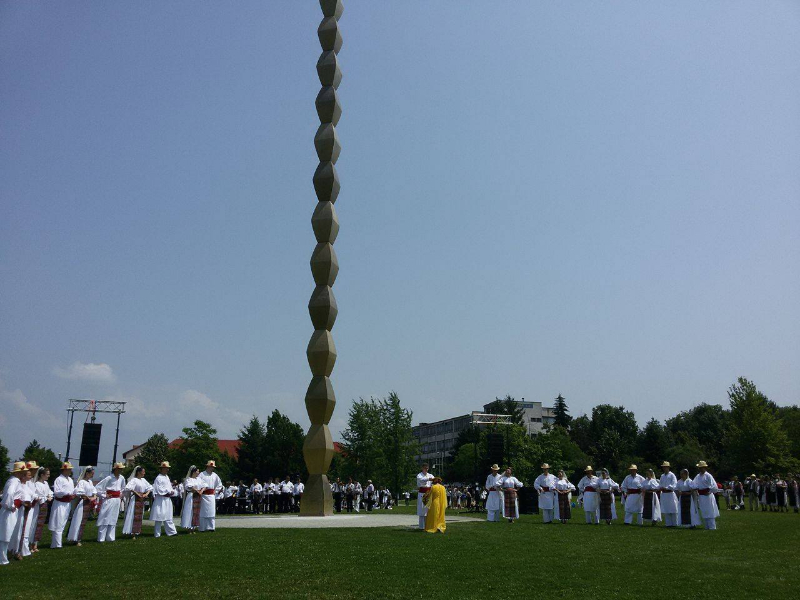 Ziua Universală a Iei | Actorul Toma Cuzin din Las Fierbinți a defilat în cămașă românească în satul lui Brâncuși