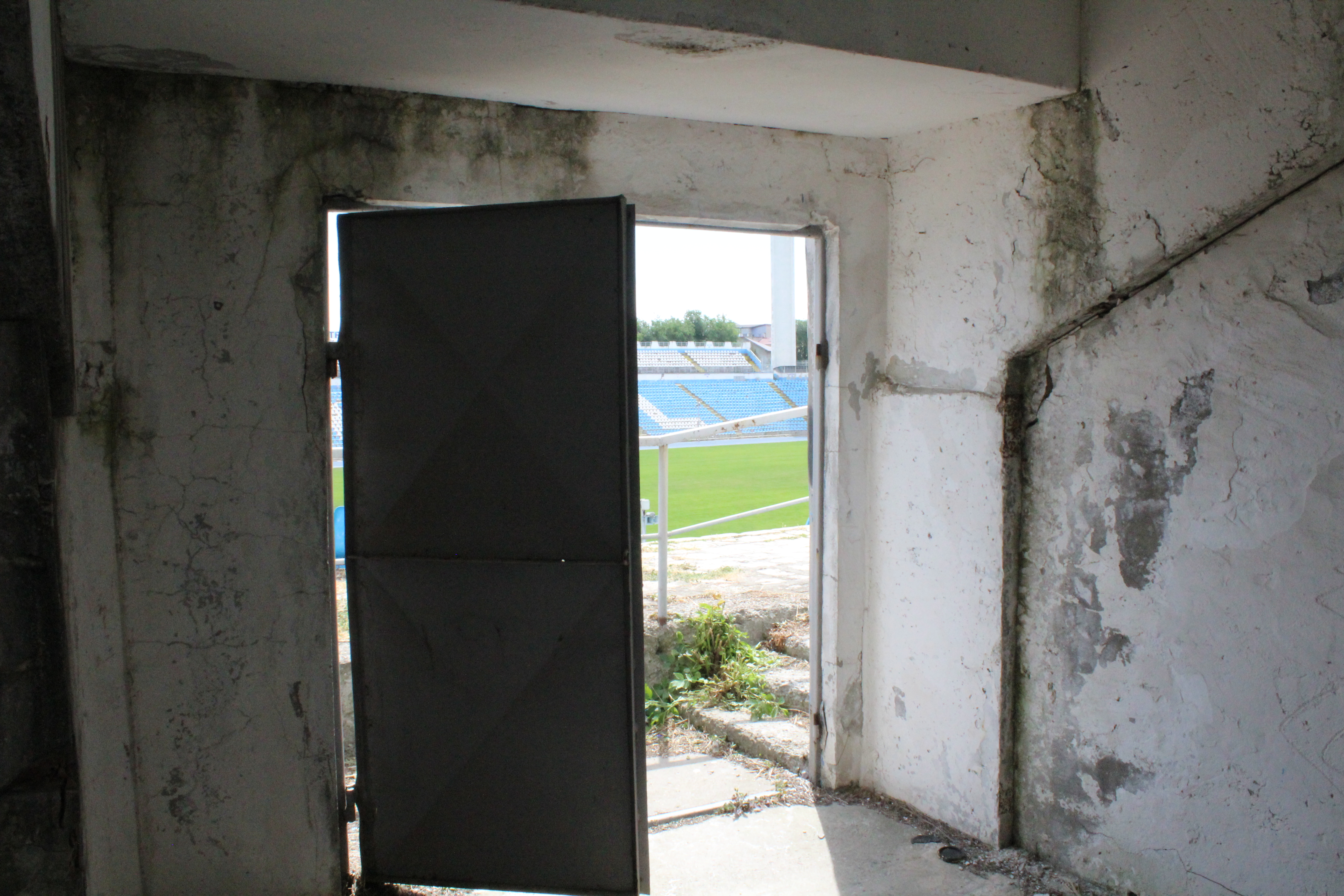 Supercupa de pe 8 iulie, pe un stadion ca după bombardament / FOTO