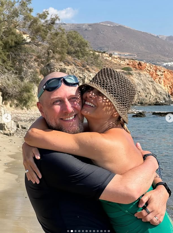 Cum a apărut Simona Gherghe pe plaja din Grecia. Într-un costum de baie din două piese, vedeta a atras atenția tuturor