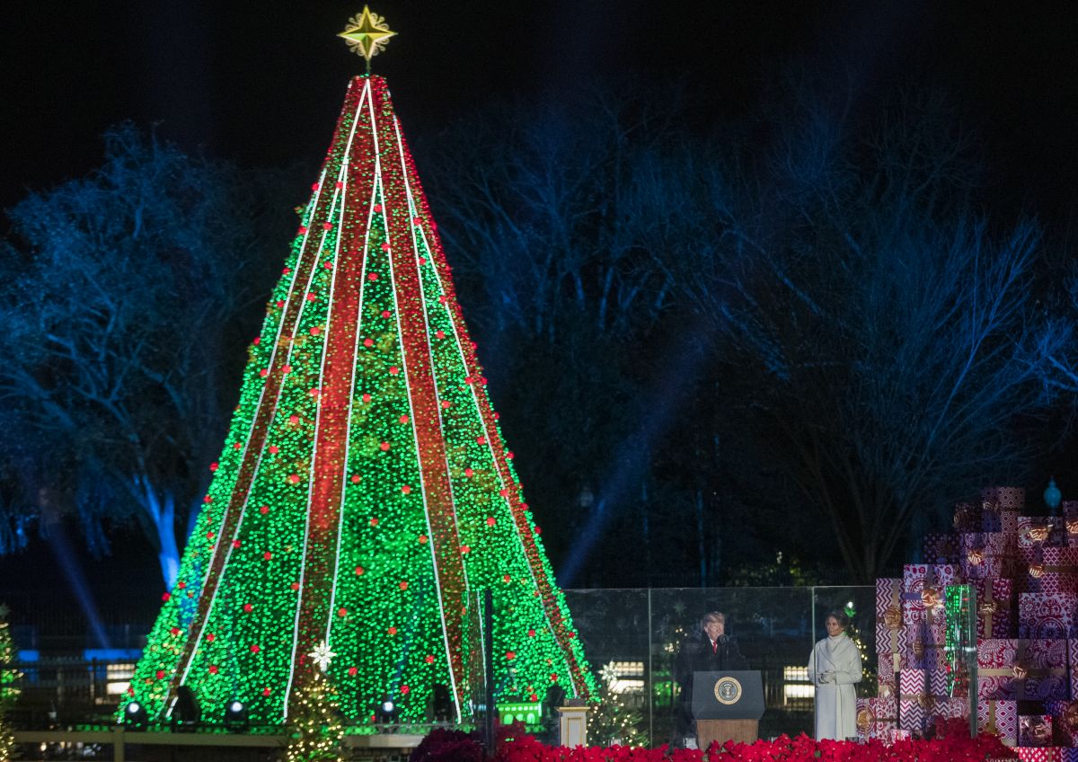 FOTO| Donald și Melania Trump au aprins luminile bradului de Crăciun de la Casa Albă