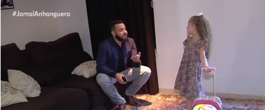 Un bărbat rămas văduv s-a îmbrăcat în femeie ca să-i facă pe plac fiicei sale la școală | FOTO