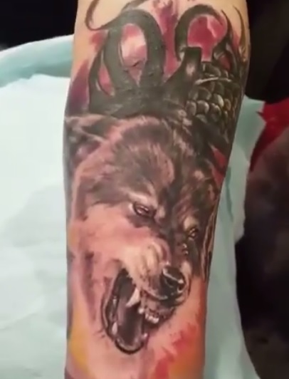 Un tânăr din Tâgu Jiu și-a tatuat Coloana Infinitului. A stat cinci ore în salonul de tatuaje GALERIE FOTO