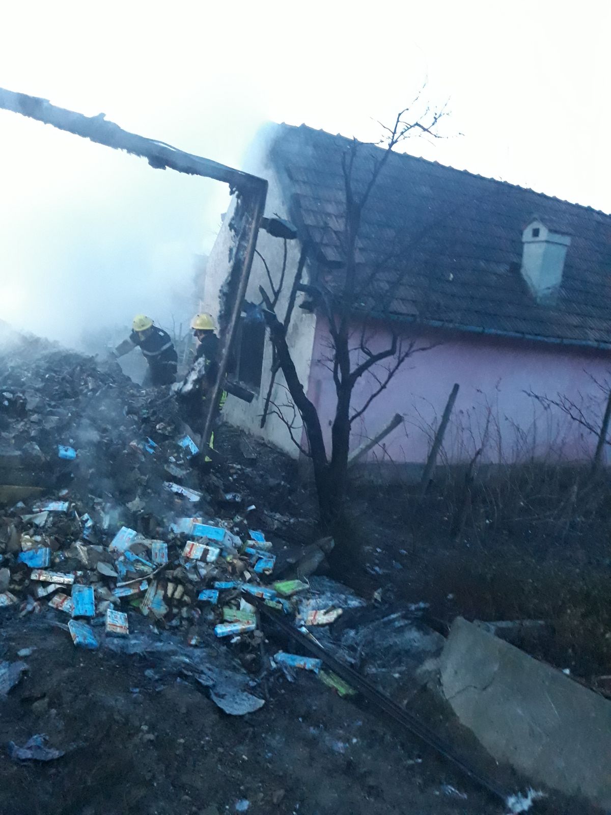 Un camion a ars în urma unui accident în Mureș. Șoferul a lovit un stâlp de electricitate, o ţeavă de gaz și s-a oprit în curtea unei case