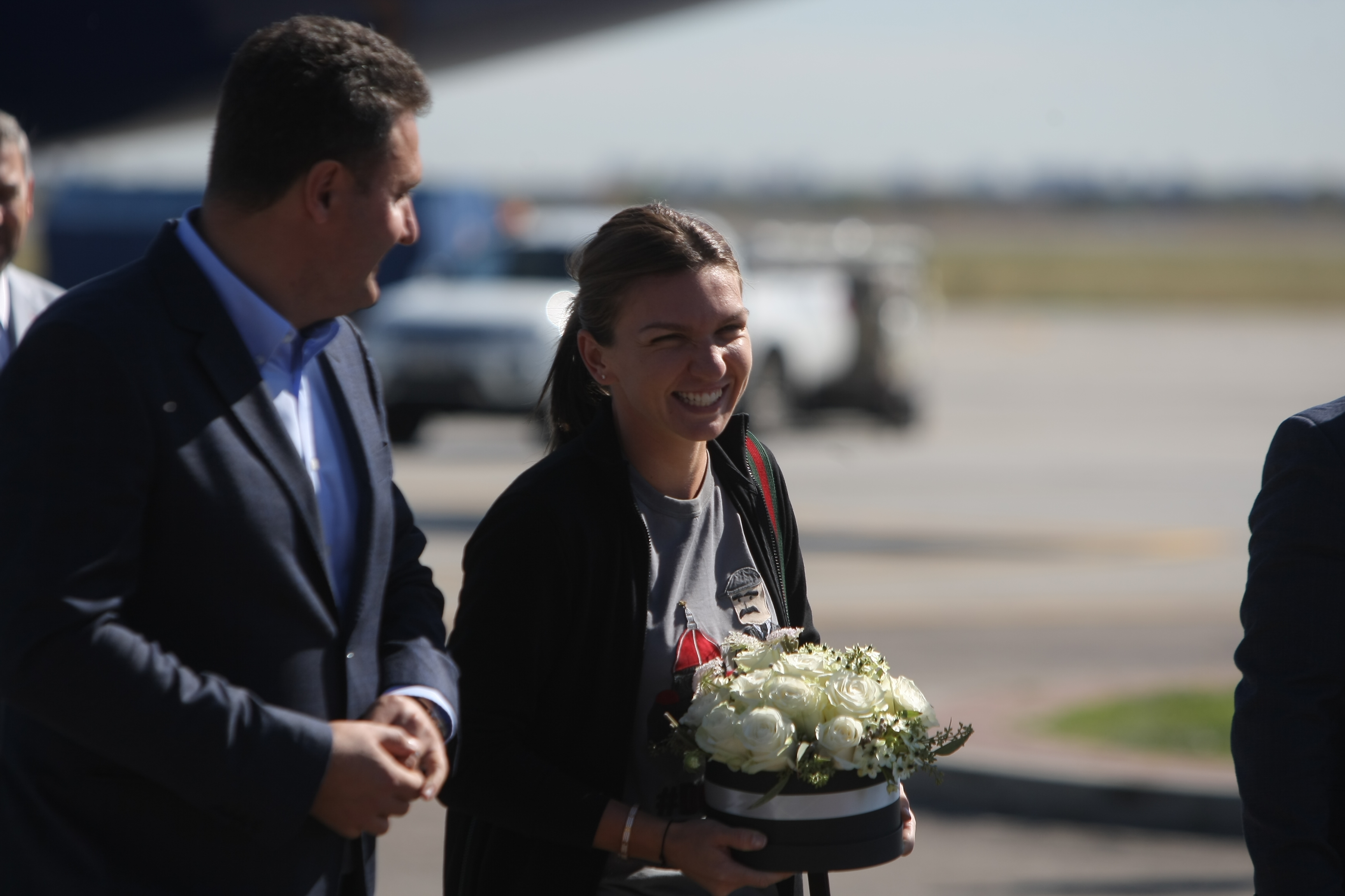 Simona Halep a revenit în România. ”După cum se vede, sunt emoționată”. Ce mesaj a bucurat-o în mod deosebit și cum o recompensează părinții / GALERIE FOTO și VIDEO