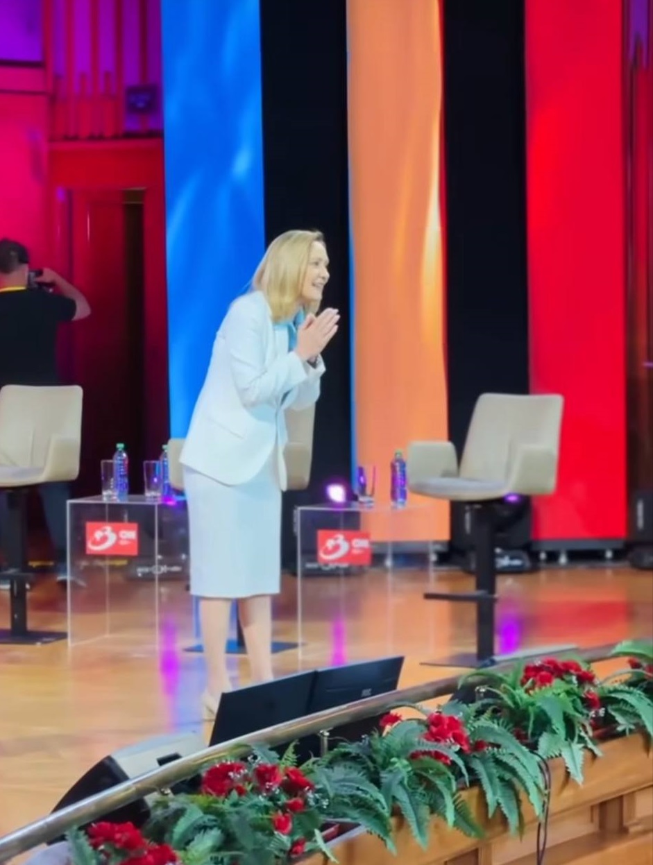 Elena Lasconi, trei dezbateri electorale și trei ținute albe. Semnificația din spatele alegerilor vestimentare ale candidatei la Președinție