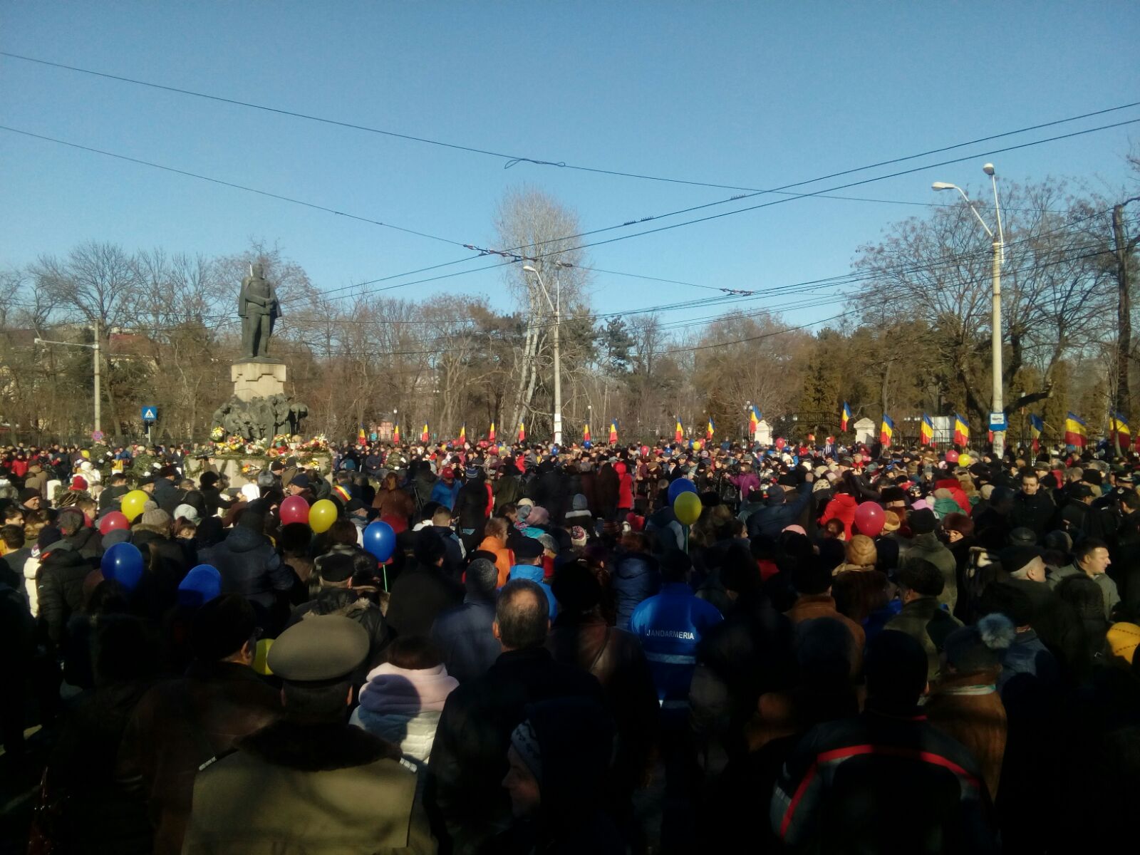 Hora Unirii, la statuia lui Cuza de la Galați: "Toți românii, de la fașă la barbă albă, aici să fie!"| GALERIE FOTO