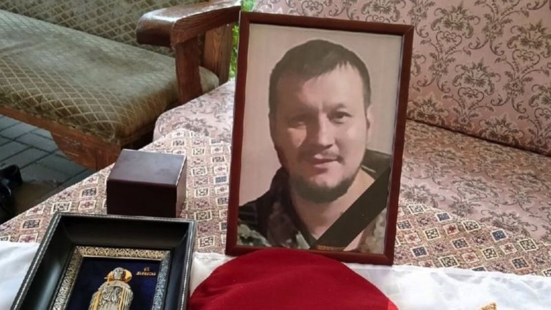 Lecțiile patriotice din Rusia le arată elevilor cum criminalii sunt, de fapt, eroi de război. Un ucigaș recrutat de Wagner are placă memorială pe fațada școlii