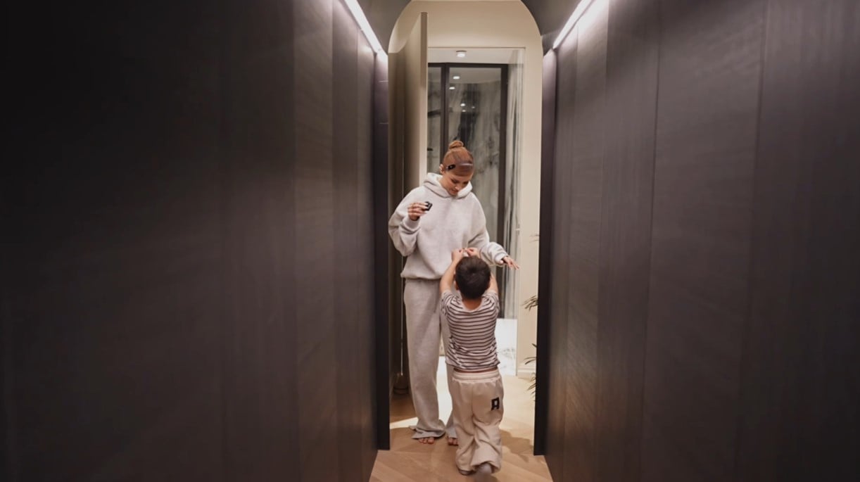 Imagini cu casa din București în care locuiește Alina Ceușan. Sora ei s-a ocupat de design și doar în reviste mai vezi așa ceva