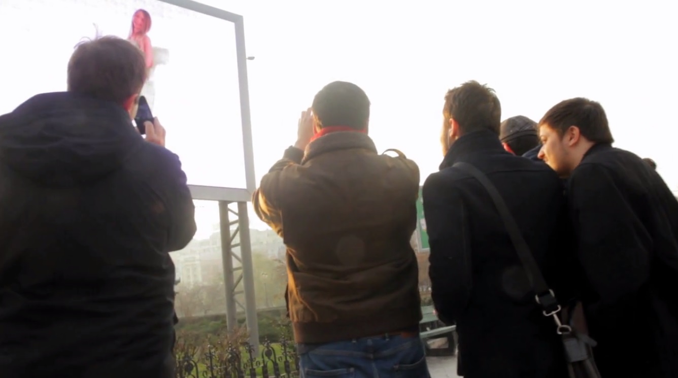VIDEO/ Românii care revoluționează publicitatea stradală din Dubai: panouri inteligente care recunosc fețele