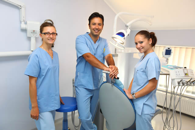 Călin Pop din trupa Desperado s-a făcut profesor de stomatologie în Abu Dhabi: «Specializez doctori care vin din toate colțurile lumii»