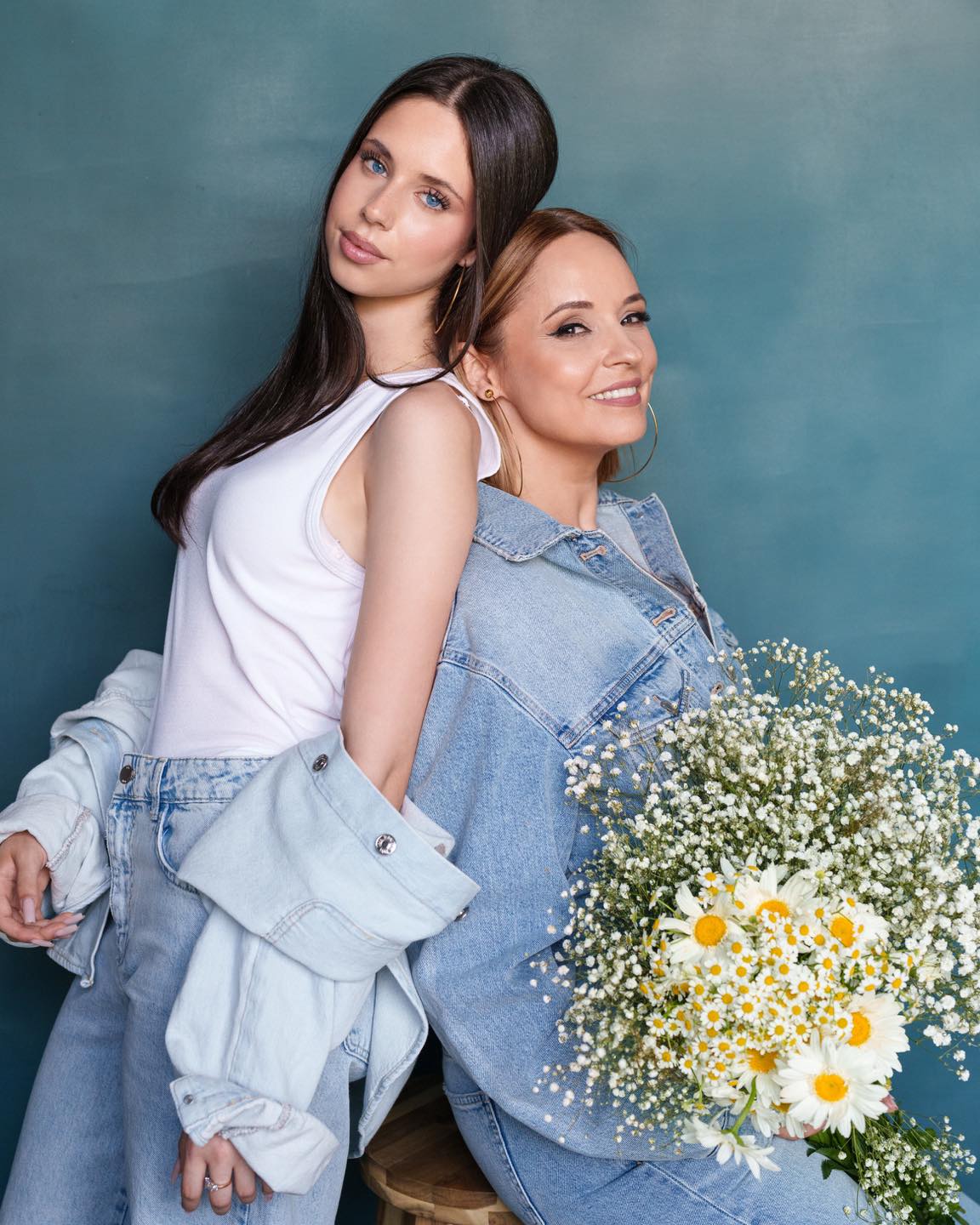 Andreea Marin și fiica ei, apariție elegantă la un eveniment unde au fost premiate. Violeta a îmbrăcat o rochie neagră și decoltată