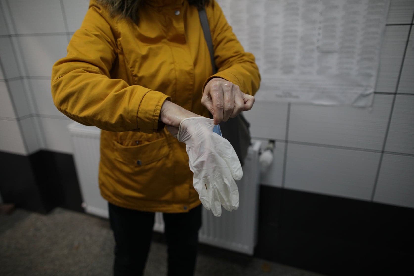 Mască de protecție și distanțare socială. Imagini dintr-o secție de votare cu regulile sanitare