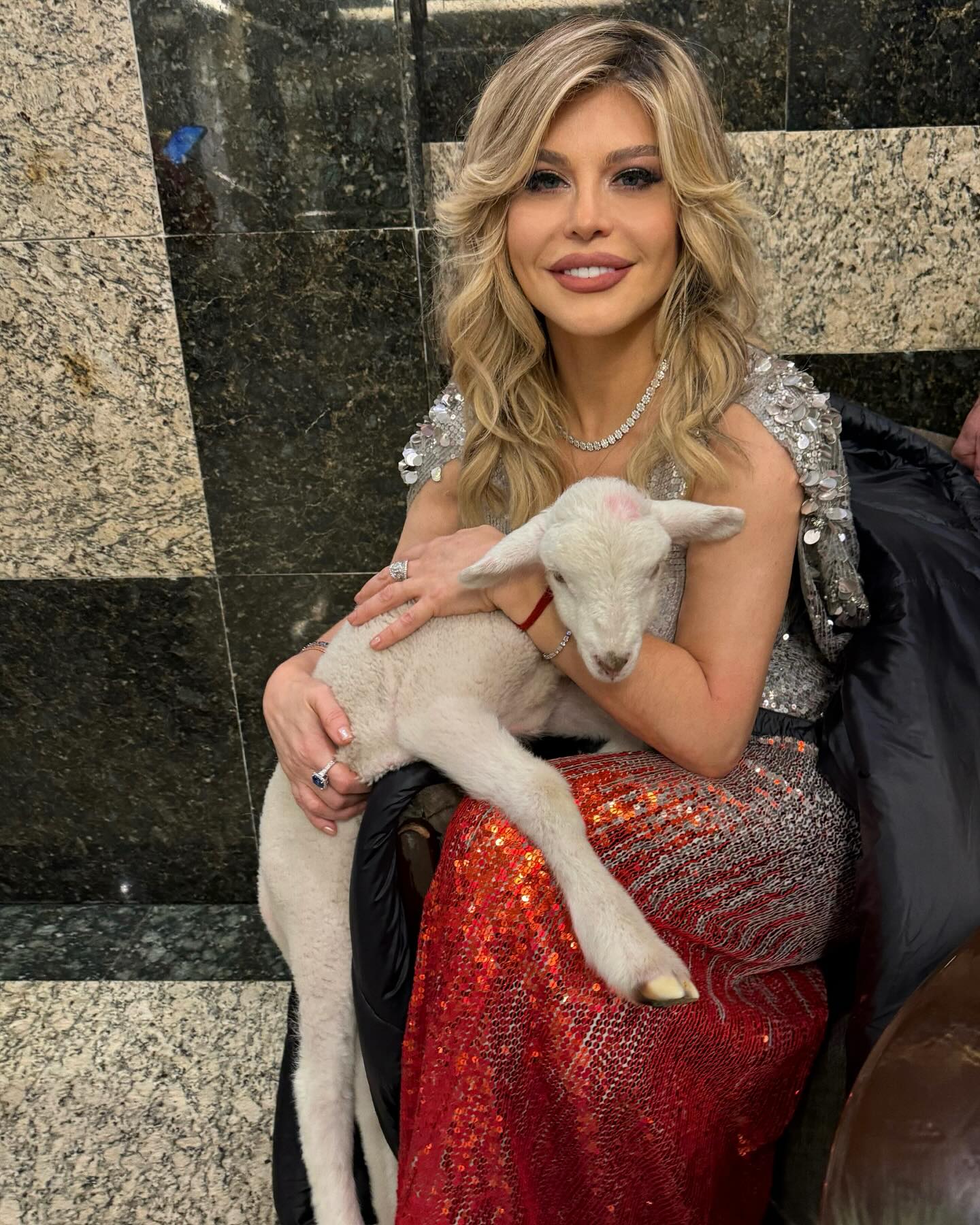 Câți bani a primit Loredana Groza pentru 1,5 milioane de albume vândute. Artista a dat lovitura cu „Bună seara, iubite!”. „Salariul mamei mele de învățătoare”