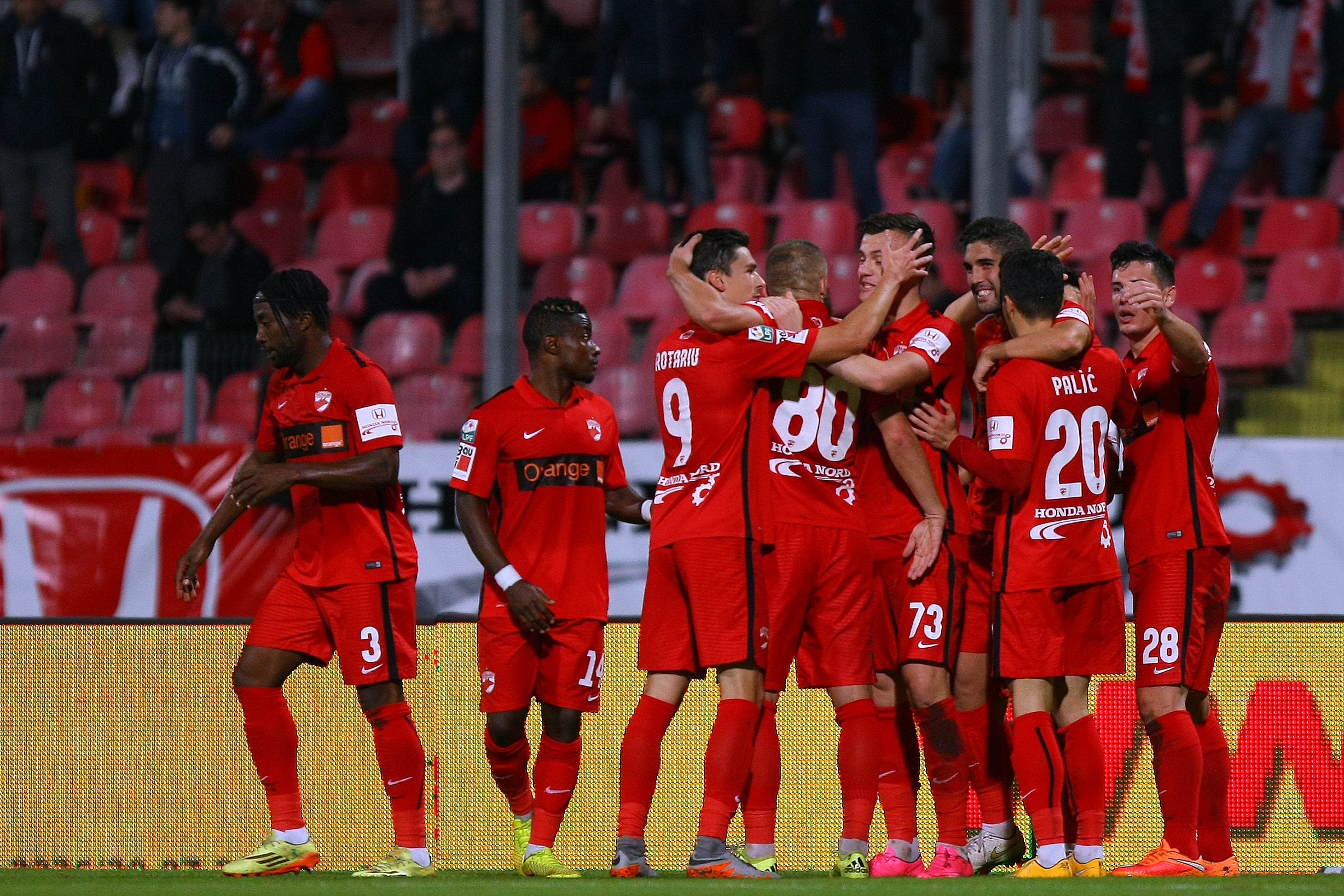 LIGA I LA FOTBAL, etapa a 14-a / Scandal după meciul Dinamo - ASA Tîrgu Mureș 2-1. ^Ardelenii protestează oficial printr-un comunicat în care reclamă un ”fault evident și lipsă de fair-play”! GALERIE FOTO