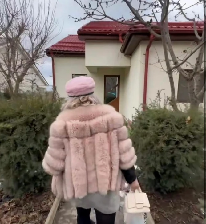 Casa din Snagov a Sânzianei Buruiană e platou de filmare pentru un serial de la Antena 1. Vila de lux e estimată la 500.000 de euro