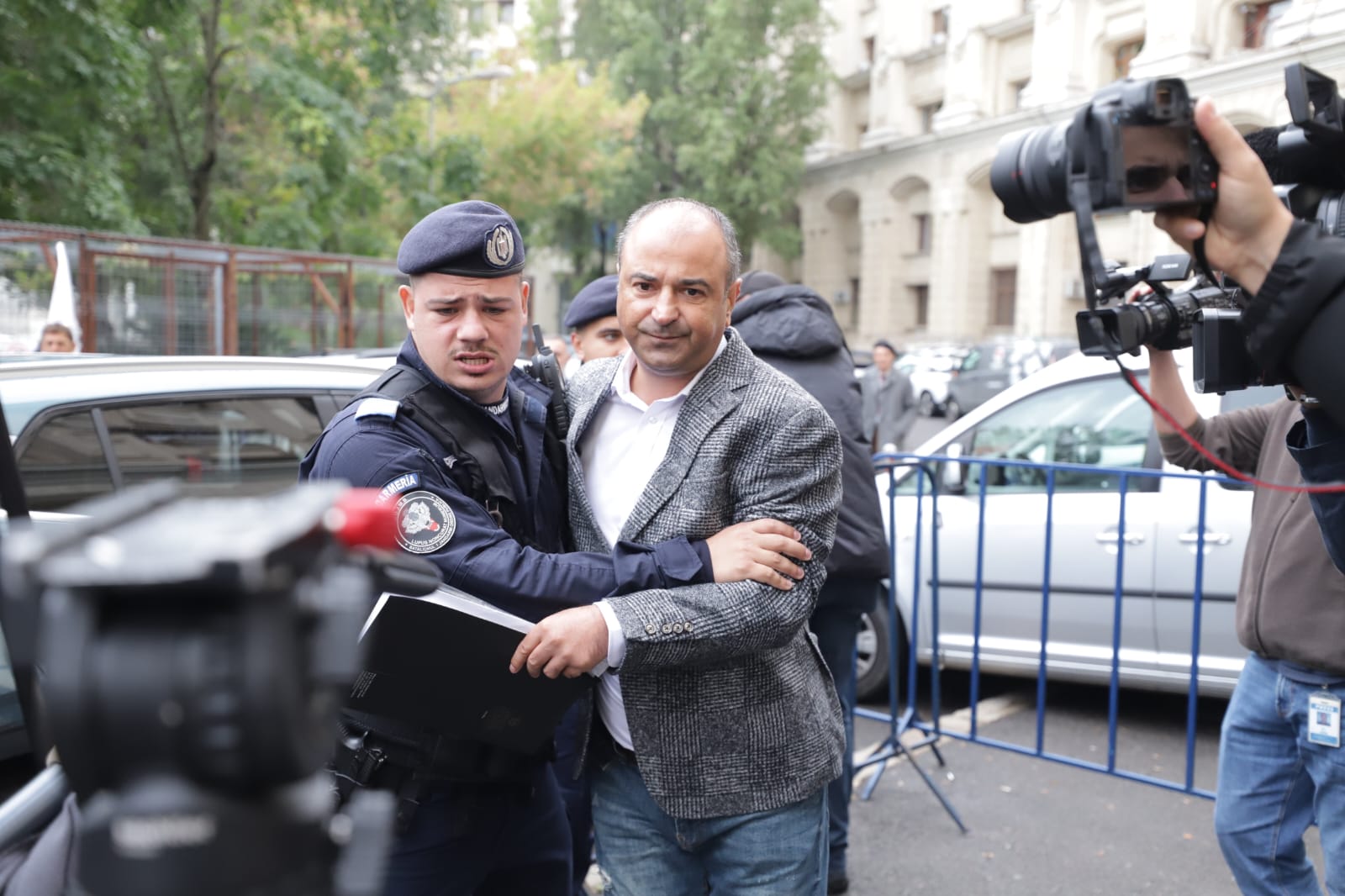 Silvestru Șoșoacă a venit la Parchetul General să își vadă fosta soție și a fost la un pas să fie linșat de mulțime
