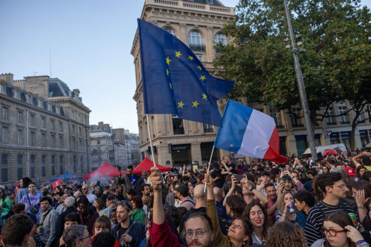 Victoria stângii în alegerile din Franța, sărbătorită de mii de oameni în centrul Parisului. Ciocniri între poliție și unii manifestanți