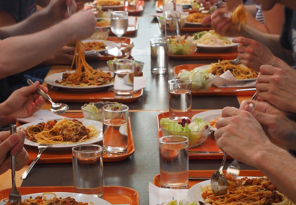 Döntött a kormány: ezeket az ételeket száműzik a közétkeztetésből