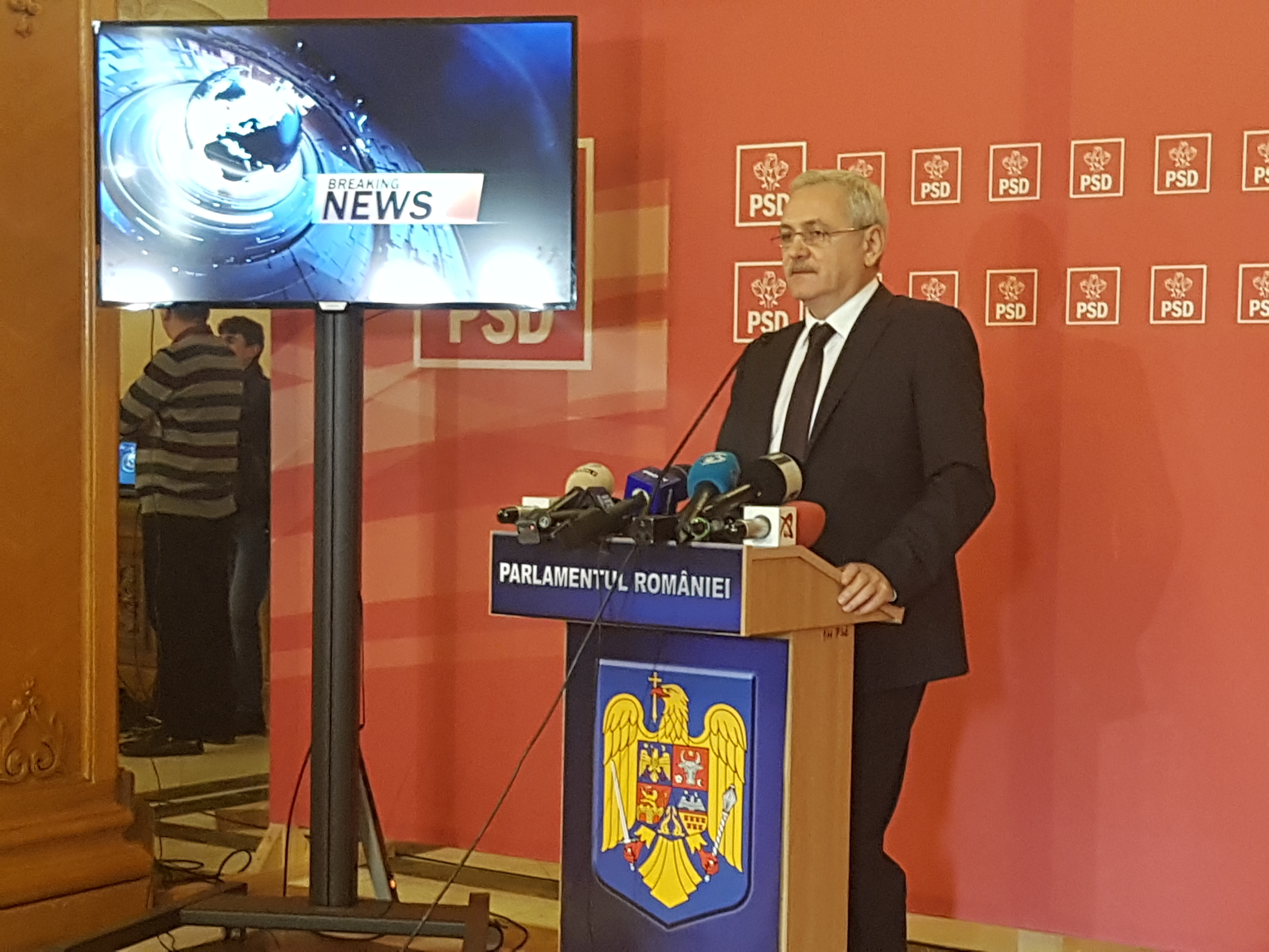 VIDEO&FOTO/ Liviu Dragnea și valiza, Episodul 2. Președintele PSD a venit la Parlament cu noi documente