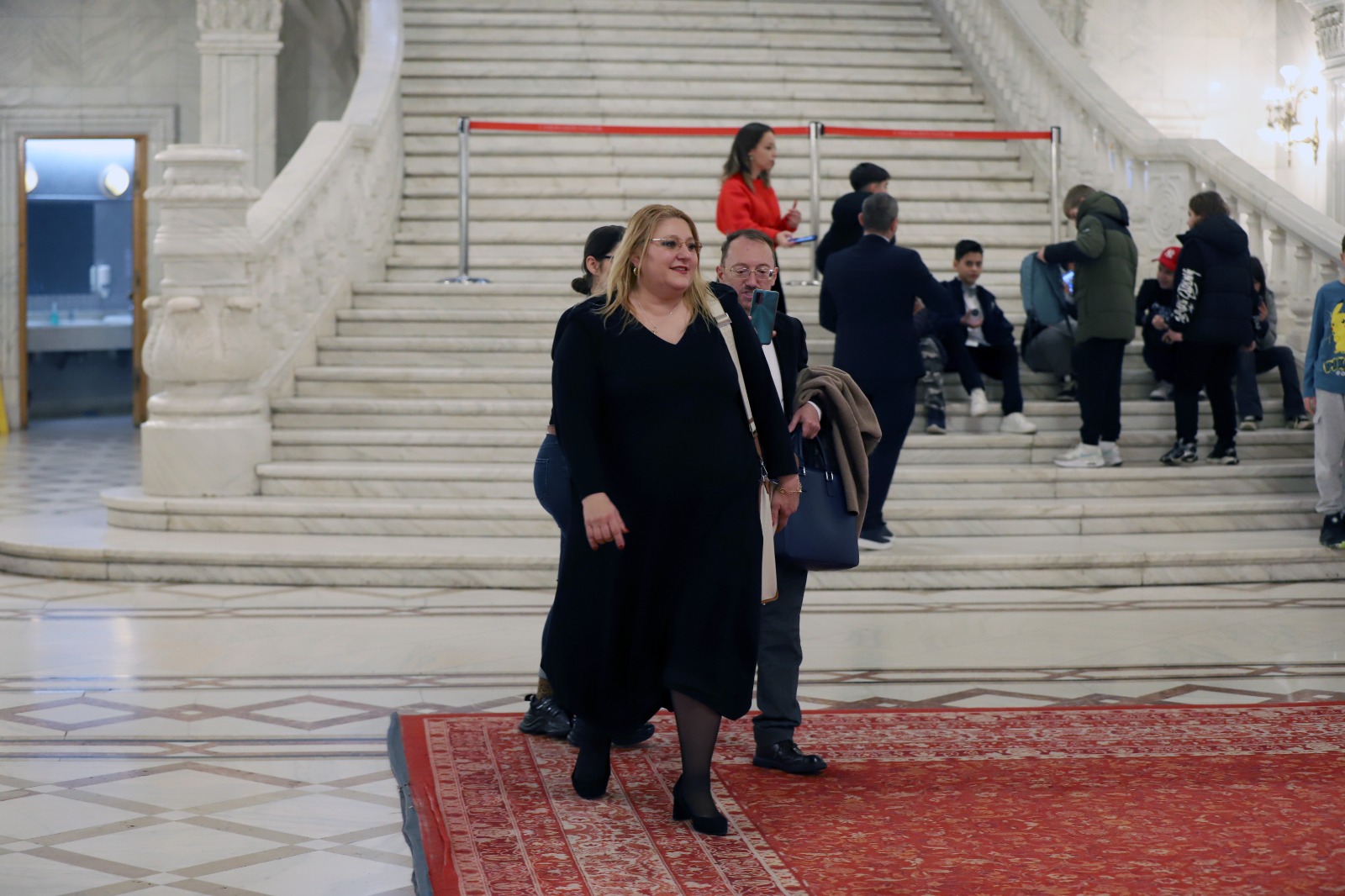 Prima zi din viața noului Parlament. Șoșoacă l-a flancat pe Ciucă, Becali a smuls microfonul unui jurnalist, iar liberalii se zbat între Crin și Nicușor