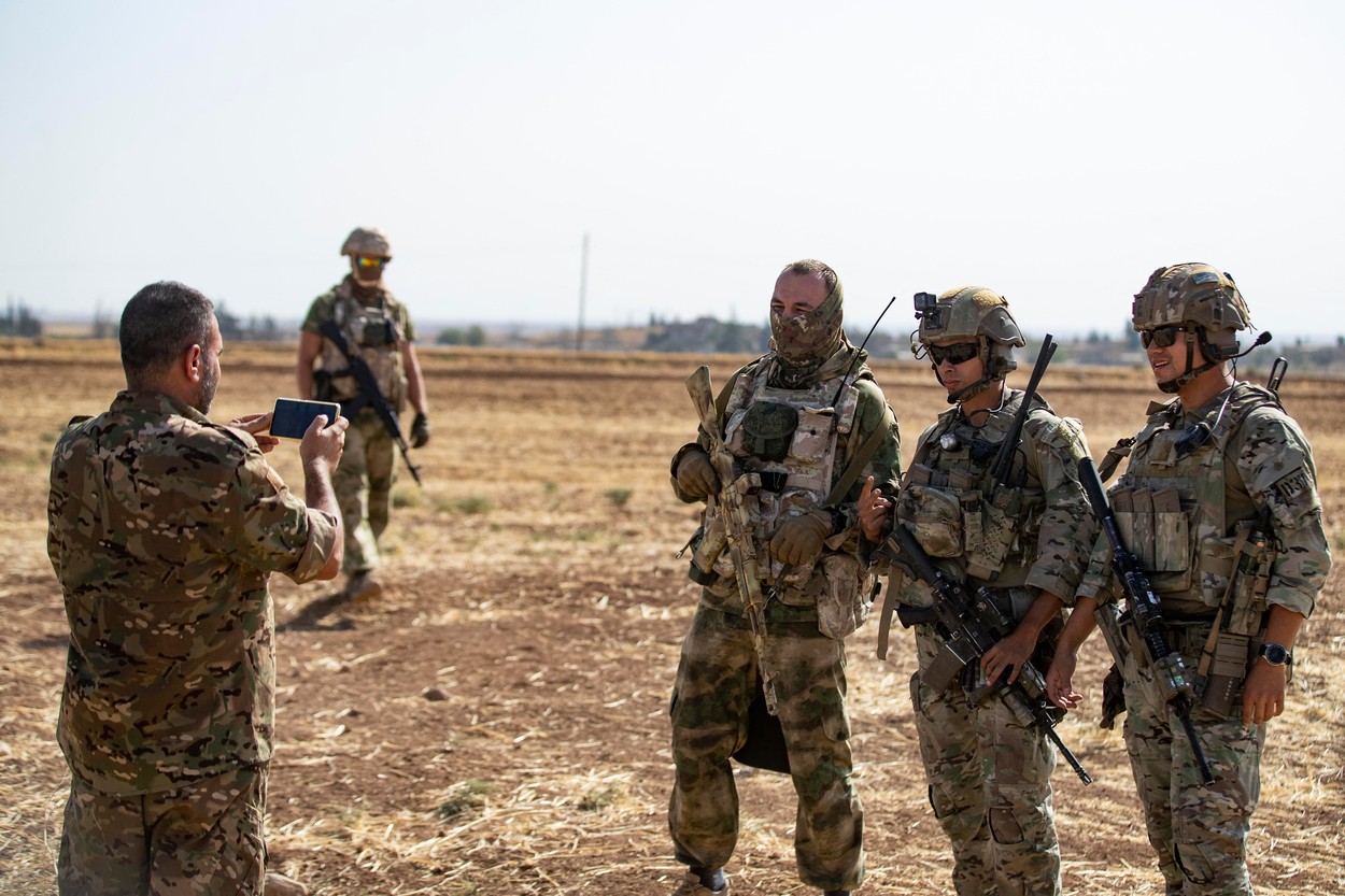 Un „rar moment" de simpatie între trupele ruse și americane din Siria: cum au fost surprinși soldații celor două țări pe un câmp petrolier