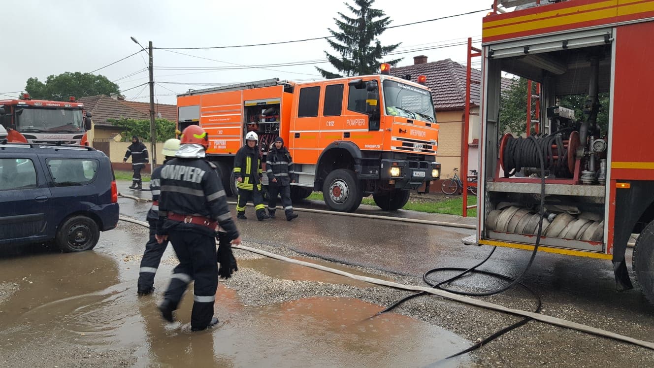FOTO/ Incendiu la o fabrică de încălţăminte din Hărman, judeţul Braşov. Focul se întinde pe o suprafaţă de 800 de metri pătrați
