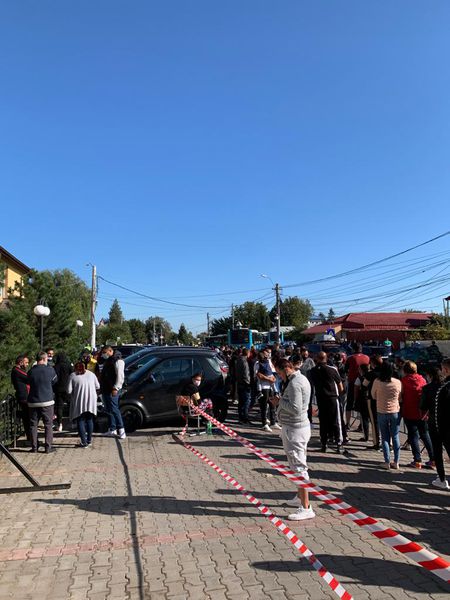 Două alegeri organizate în pandemie, mobilizare complet diferită. Cozi în septembrie, secții goale în decembrie