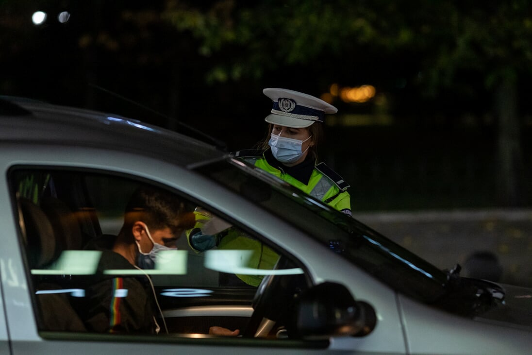Petrecăreți prinși fără adeverințe și comentarii ironice, la filtrele de noapte ale Poliției, în carantina parțială: “Noaptea umblă virusul tare de tot. Ziua nu mai umblă”