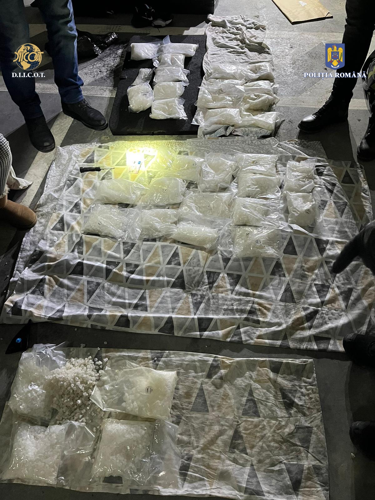 Peste 45 de kilograme de droguri, găsite în Cluj. Trei persoane au fost arestate