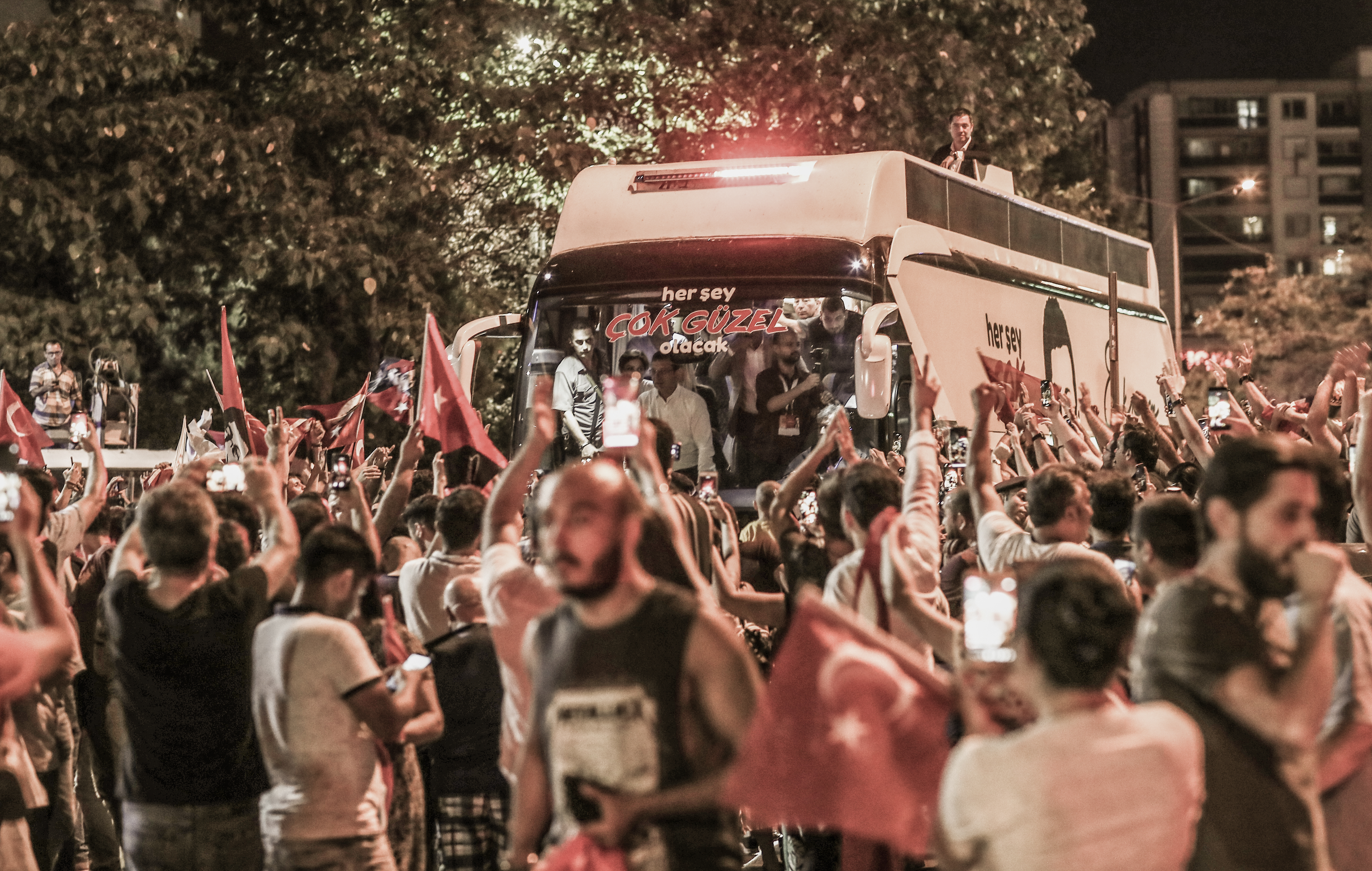 Zeci de mii de oameni au sărbătorit în stradă victoria opoziției la alegerile locale din Istanbul. Erdogan l-a felicitat pe câștigător