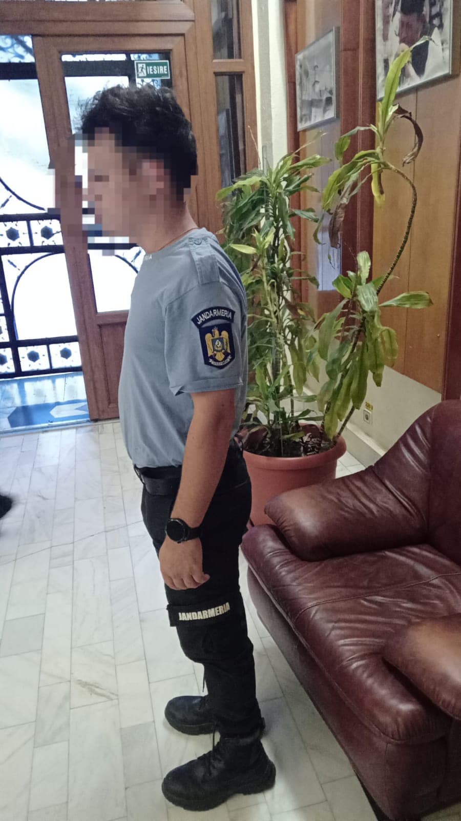 Tânăr care purta haine cu însemnele Jandarmeriei și avea o armă, prins la Focșani, la evenimentul dedicat gimnastei Ana Maria Bărbosu