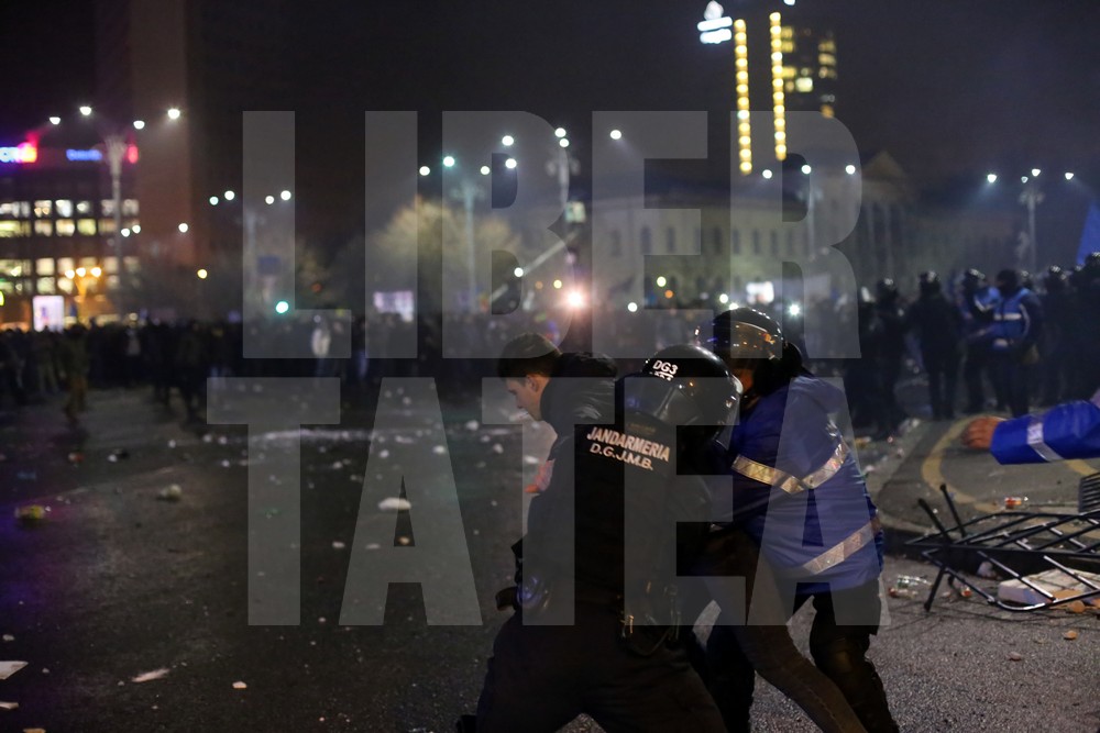 Violențe între ultrași și jandarmi, miercuri seară, în Capitală, pe finalul protestelor / FOTO & VIDEO