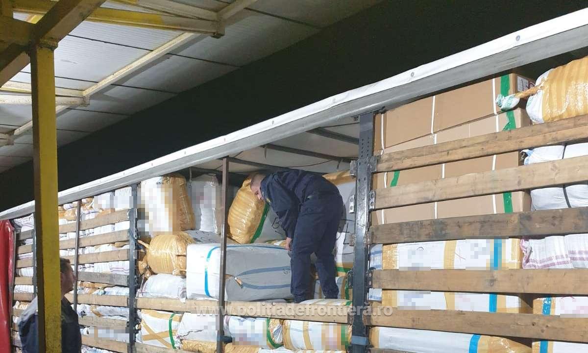 Un șofer român a încercat să aducă în țară haine contrafăcute, în valoare de un milion de euro. Marfa a fost confiscată