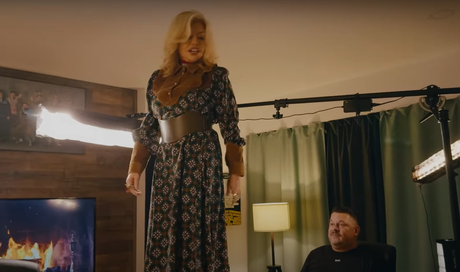 Loredana Groza a dansat pe masa lui Mihai Bobonete la podcast: „Ți-am promis, asta e! Ce nu fac pentru bani?”