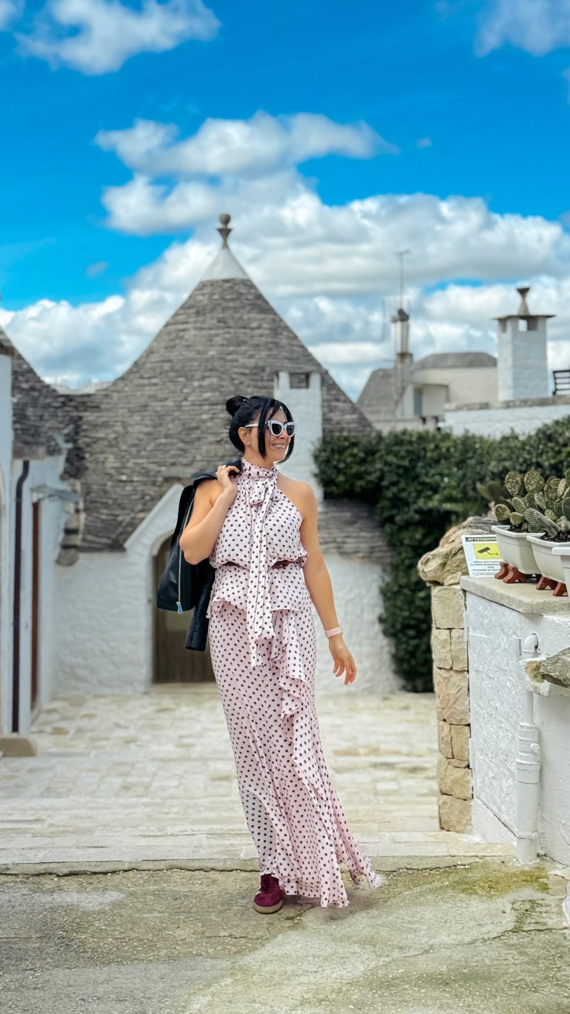 Cum a apărut Corina Caragea în Alberobello, Italia. A purtat o rochie superbă și a avut parte de experiențe inedite. „Am dormit și eu într-o astfel de căsuță”
