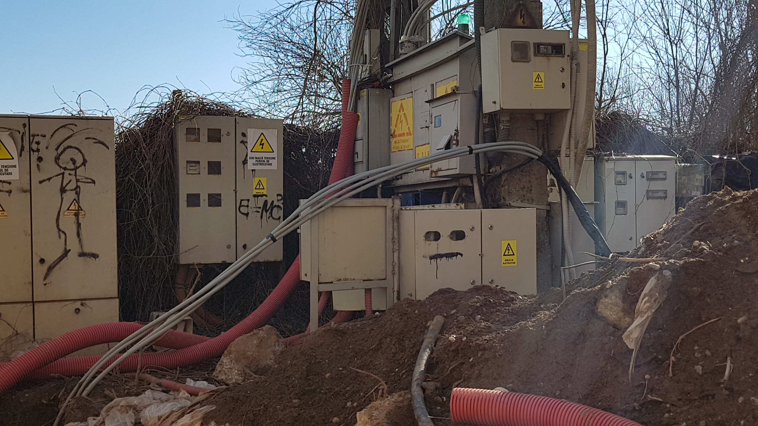 VIDEO/Vecinul s-a cablat la contorul lui: “Au construit tot blocul cu sursă de curent de la noi!”